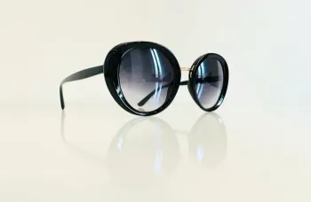 Lunette de soleil femme noire et dorée ovale verres dégradés UV protection catégorie 3