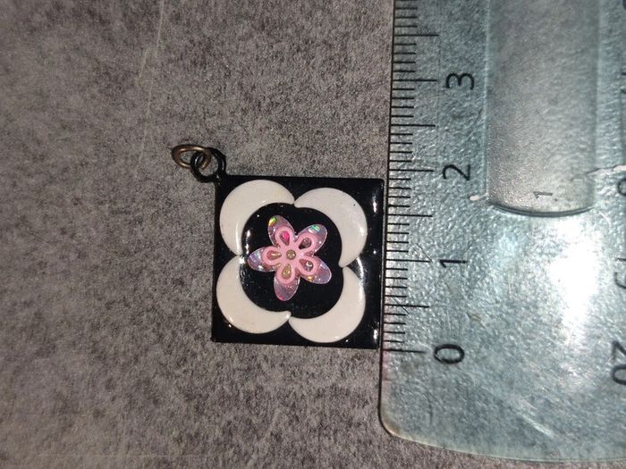 Pendentif fantaisie carré métal argenté noir blanc et rose - photo numéro 3