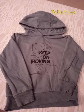 Pull / sweat à capuche en 4 ans