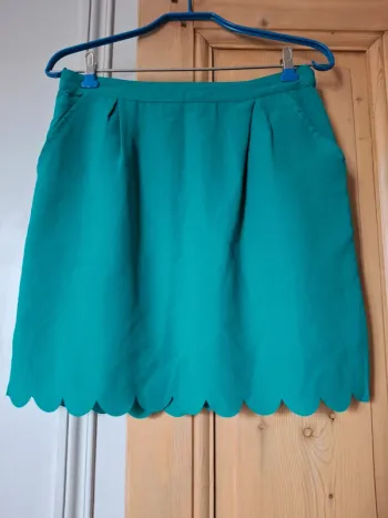 Jupe verte avec poches et petites fantaisies sur le bas