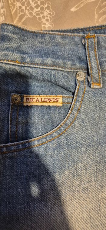 Jean rica Lewis femme