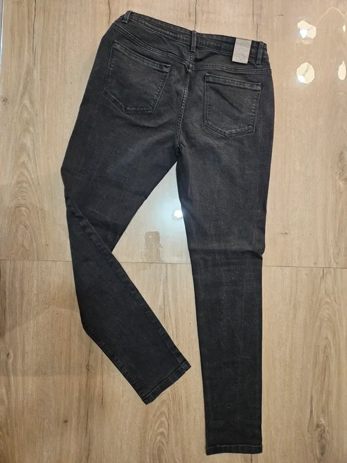 Jean noir 40 - photo numéro 2