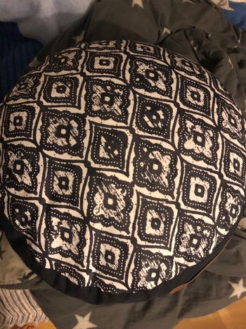 Jolie Pouf décoratif  neuf 