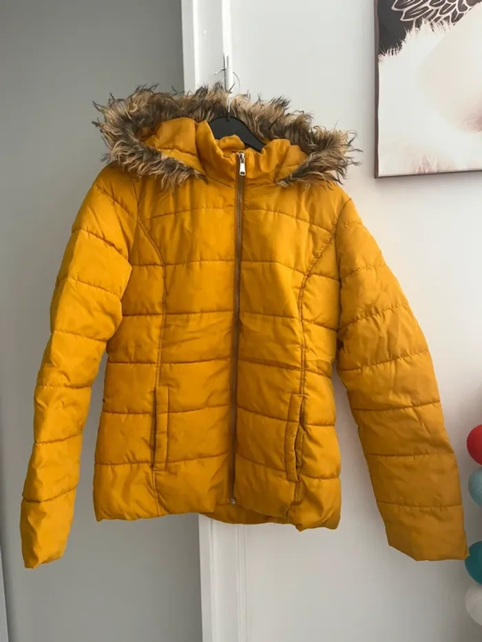Doudoune jaune avec capuche fausse fourrure LH T38