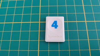 Tuile chiffre 4 quatre bleu jeu de société Rummikub Le rami des chiffres jeu de voyage Hasbro #C68