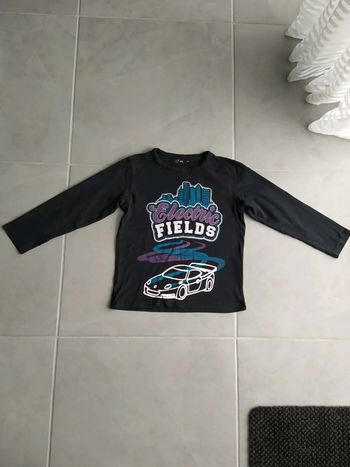 Tee-shirt manches longues garçon 6 ans.