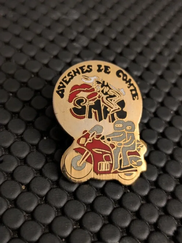 Pin's club moto motards Avesnes le Comte 62