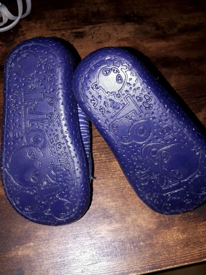 Chaussons 19 comme neuf - photo numéro 4