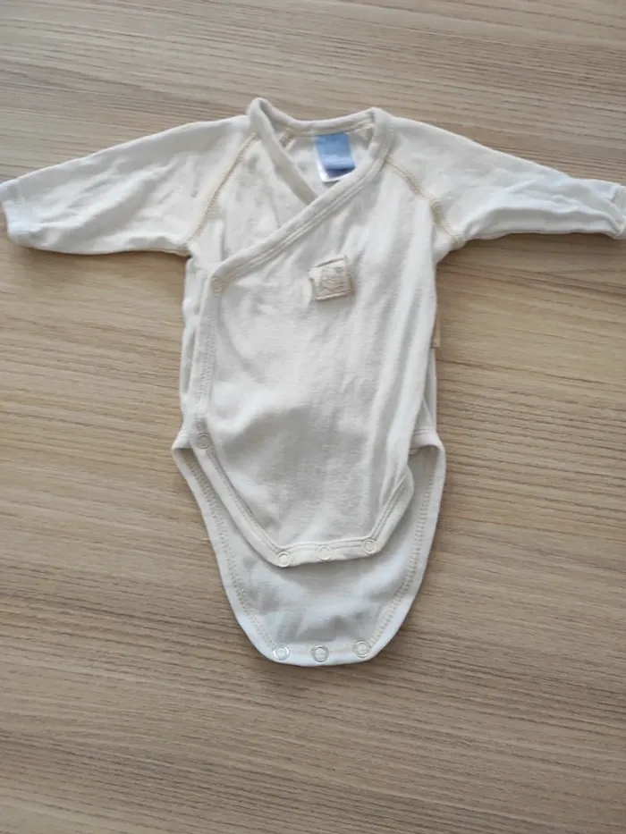 Lot 8 bodys 1 mois satisfaisant - photo numéro 2