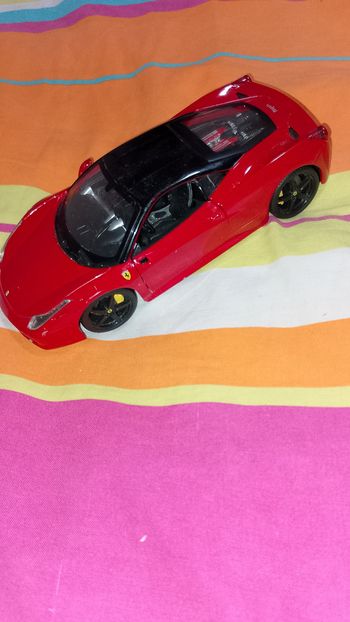 Voiture Ferrari Burago 457 Italia 1/24