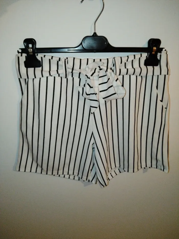 Short blanc à rayures femme