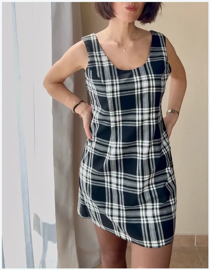 Robe à carreaux noire et blanche taille 38 parfait état - photo numéro 2