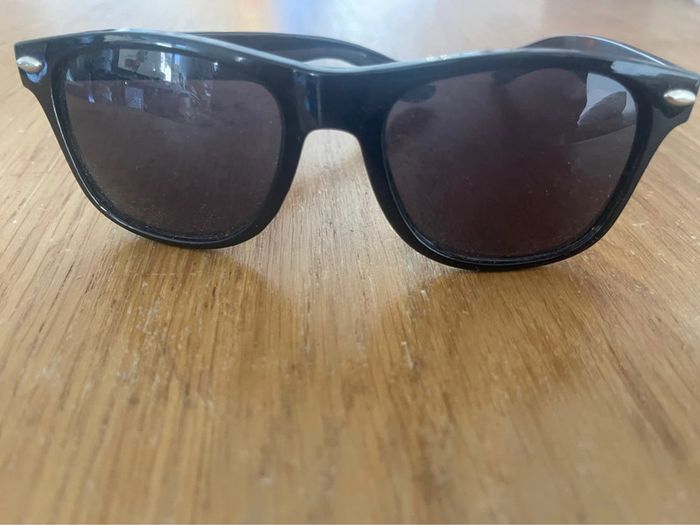 Lunettes de soleil noire - photo numéro 3