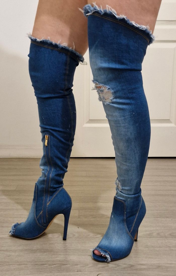 Bottes à talons rares et originales en denim (jean) effet trouées - photo numéro 3