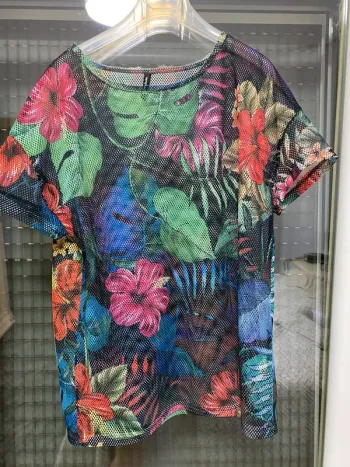 Camiseta con agujeros