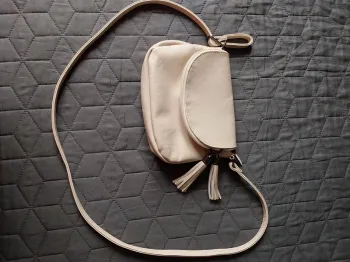 Sac à main/ environ 26 cm X 15 cm. Petite imperfection, voir photo, sinon très bon état.