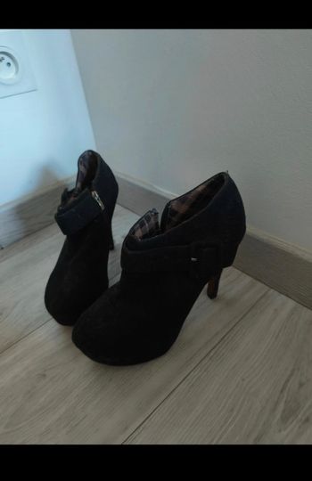 Chaussure à talon fermé.