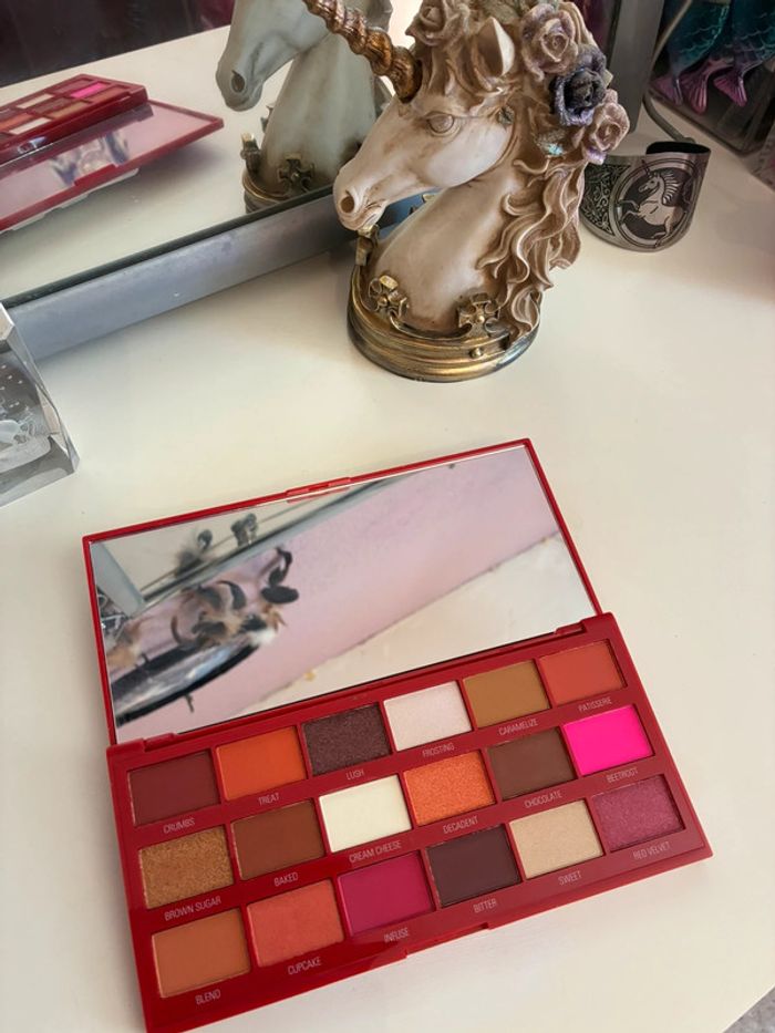 Palette chocolate Red Velvet, 18 fards, Makeup Revolution. - photo numéro 2