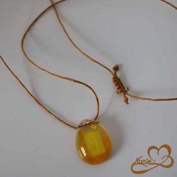 Pendentif jaune en résine