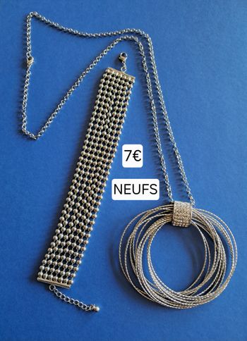 Collier avec médaillon et bracelet fantaisie argentés  NEUFS pour femme