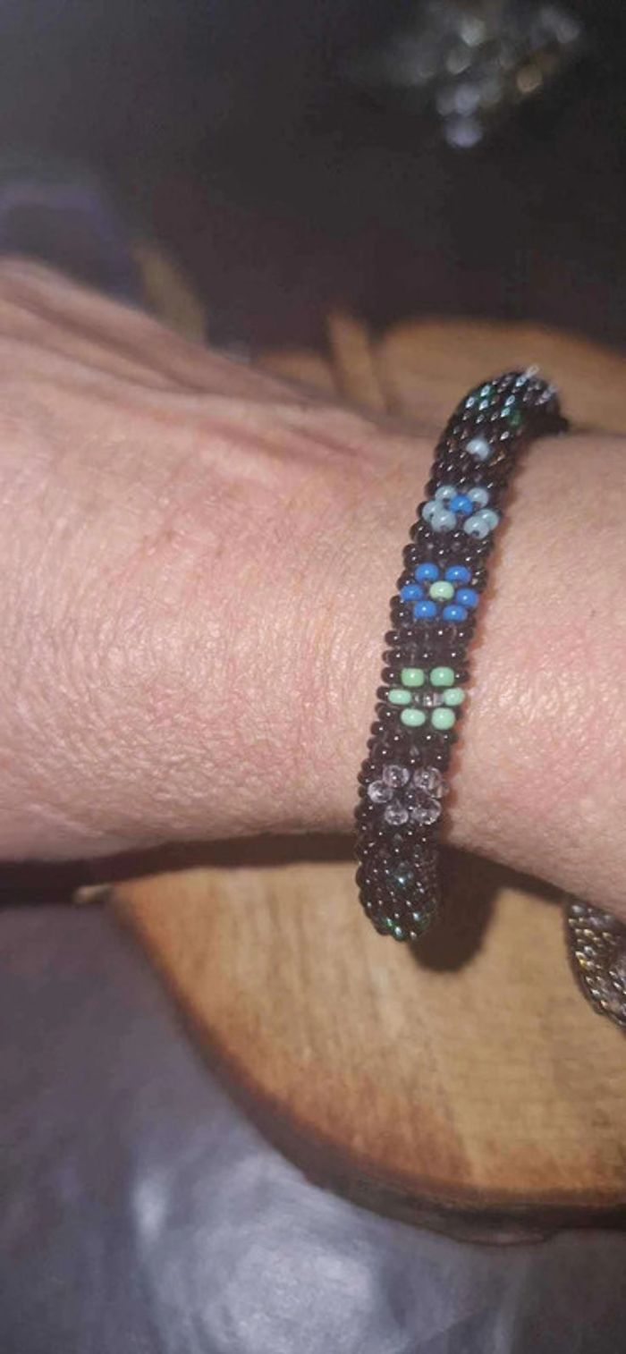 Bracelet népalais perles noires fleurs couleurs neuf
