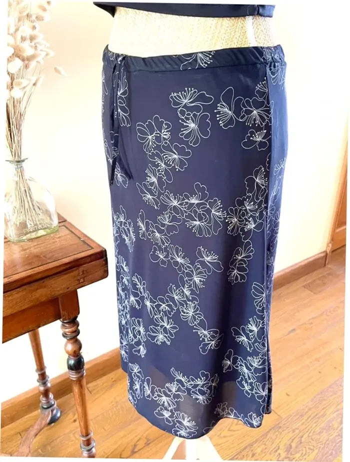 Sublime jupe fluide noir à léger motif fleur neuve H&M