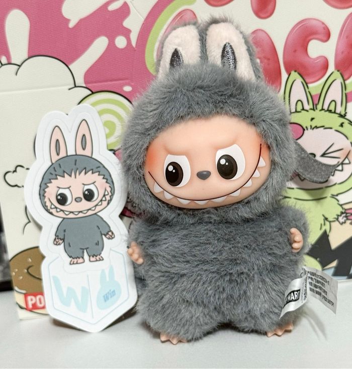 Labubu pin for love lettre W