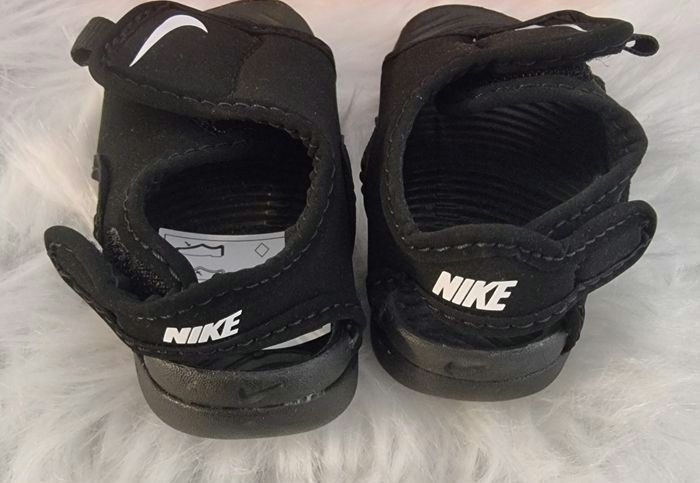 NEUVES(non portées)🤩😍👌 superbes sandales.NIKE pointure 19.5🤩(ferme) - photo numéro 2