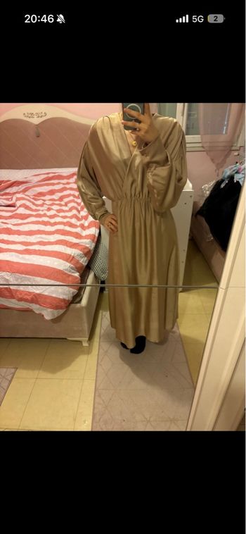 Robe satinée beige 