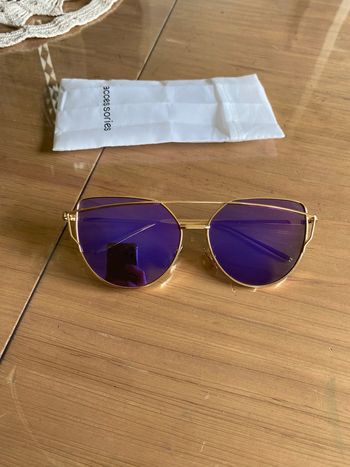 Lunettes de soleil avec verres violets et monture métal doré
