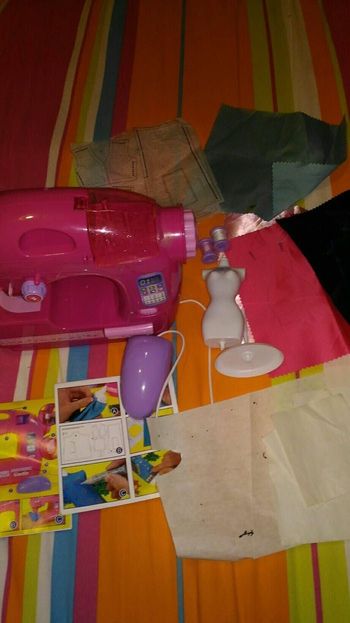Machine à coudre enfant avec accessoires dans l'état