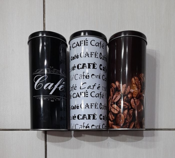 Boites dosettes café 
Quelques coups par ci par là mais bon état 
1.5€ pièce