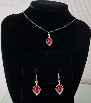 Parure argenté avec goute rouge et strass