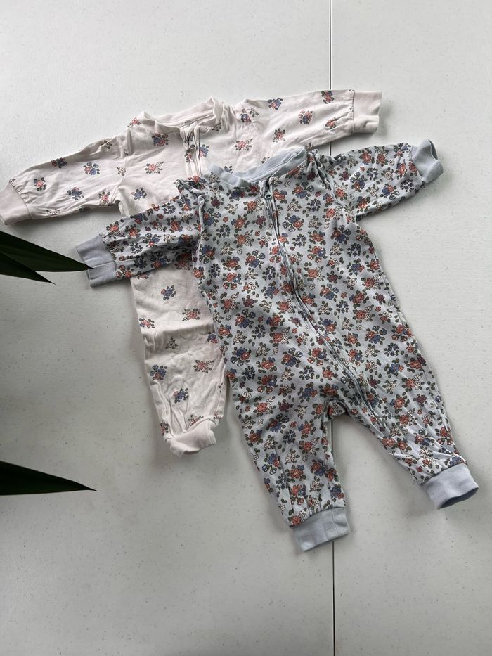 Lot de deux pyjamas H&M floral zip fermeture éclair taille 3 mois
