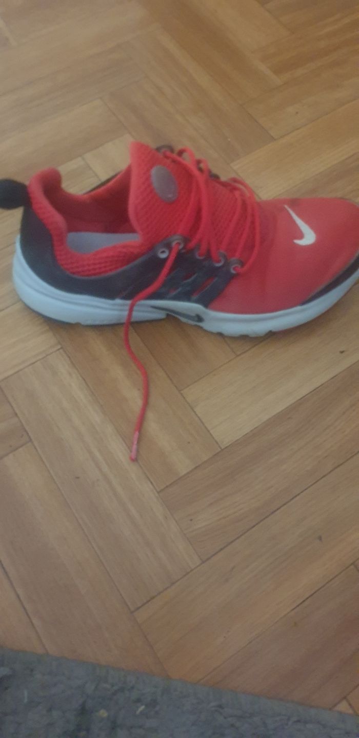 Chaussures à marche Nike bon état - photo numéro 2