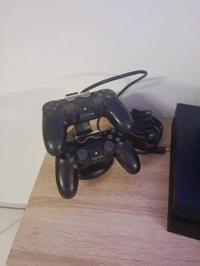 PS4 câble 2 manettes 7 jeux - photo numéro 3