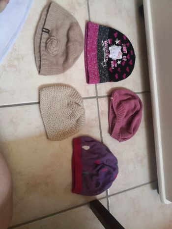Lot  5 bonnets