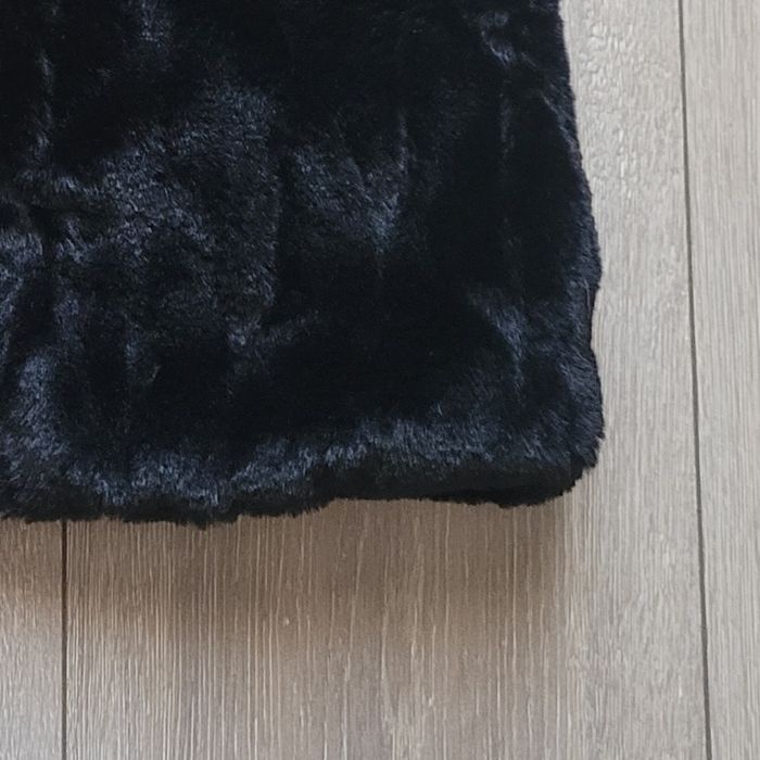 Très beau gilet en fourrure synthétique très douce noir. Fille 6 ans. Marque Orchestra - photo numéro 2