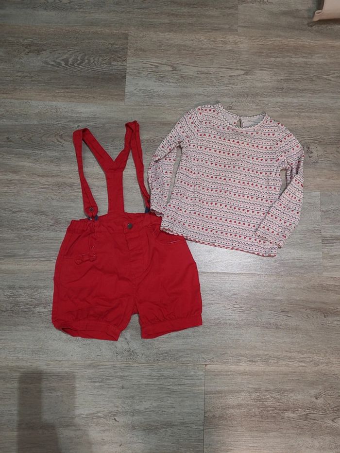 Salopette short rouge et tee shirt manches longues