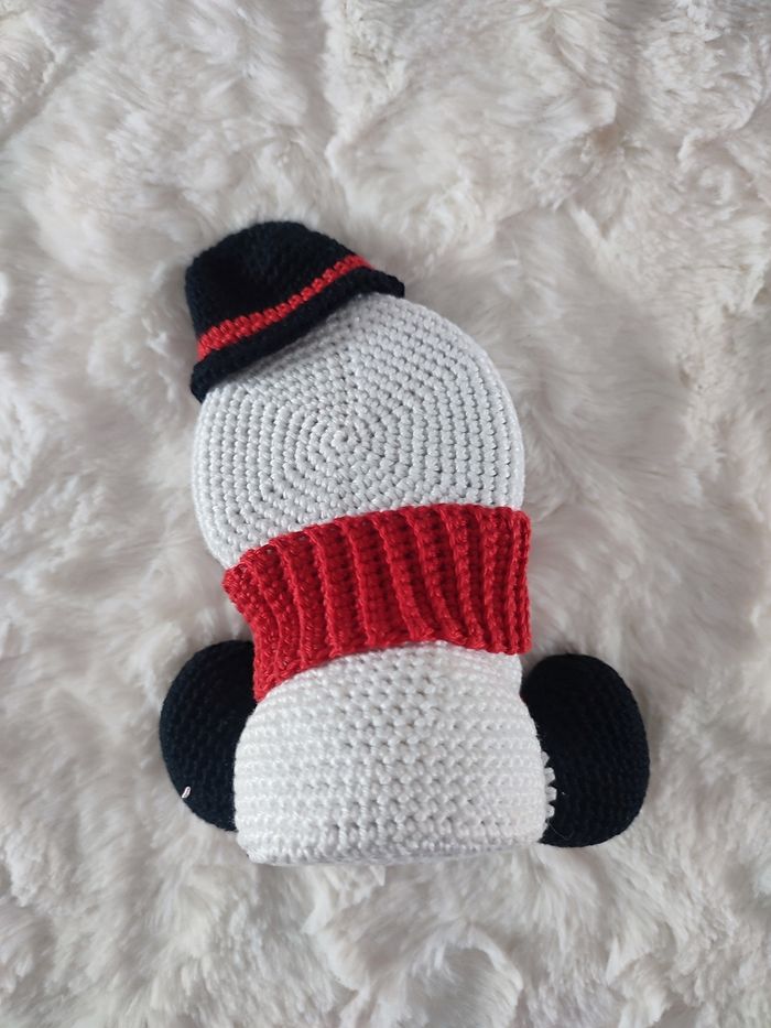Cadre photo bonhomme de neige au crochet blanc, noir et rouge - photo numéro 3