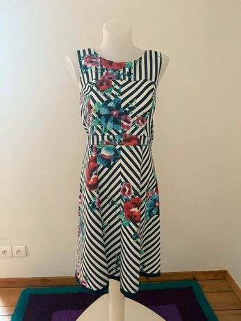 Robe mi-longue en très bon état bleu à fleur taille 40 bleu d’azur