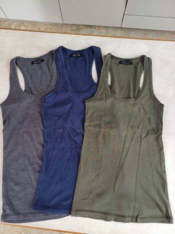 Trois débardeurs  taille XS