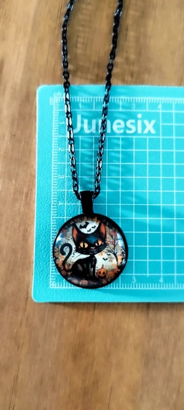Collier avec pendentif rond chat noir - photo numéro 3