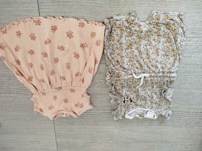 Joli lot d'une combinaison et d'une robe taille 9 mois C&A et Disney baby