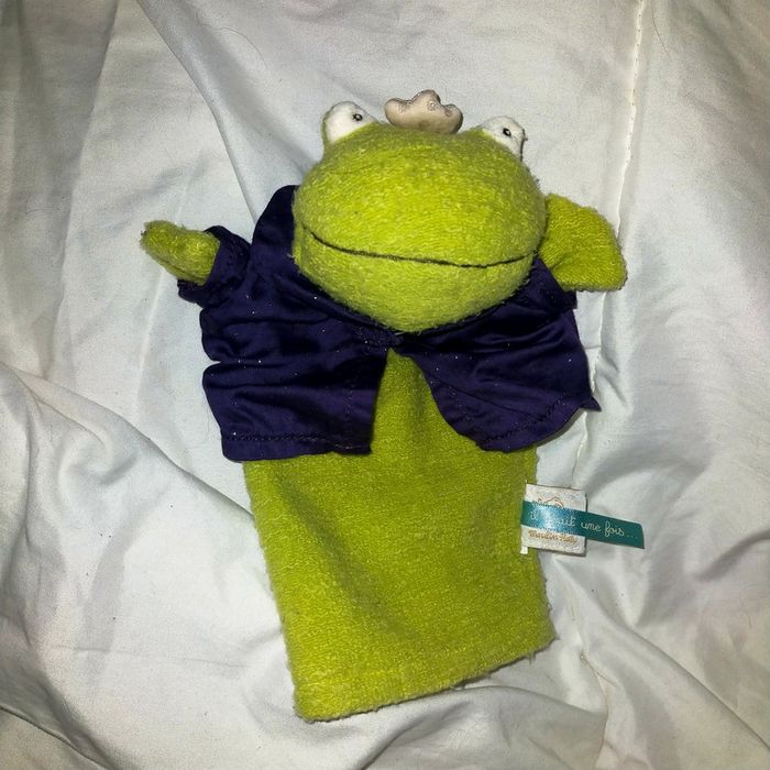 Moulin Roty doudou marionnette collection Il était une fois prince grenouille couronne vert violet