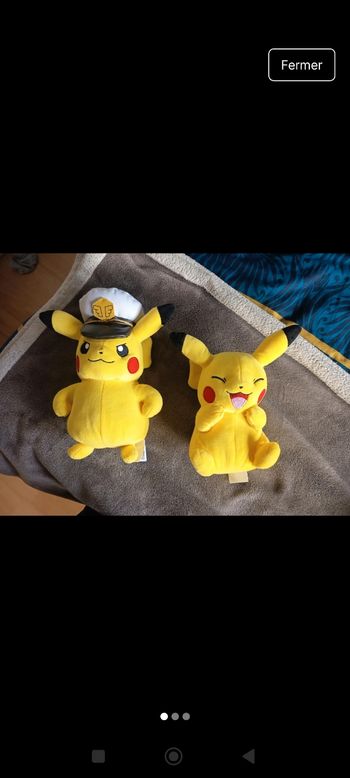 Peluche Captain Pikachu et Pikachu