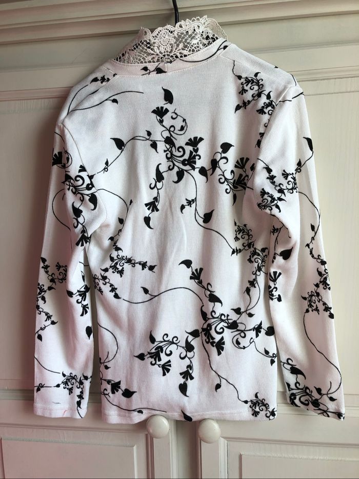 Cardigans blanc avec des fleurs noirs + des épaulettes taille 38 - photo numéro 6