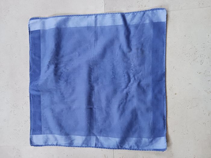 mouchoir bleu 32 x 33 cm