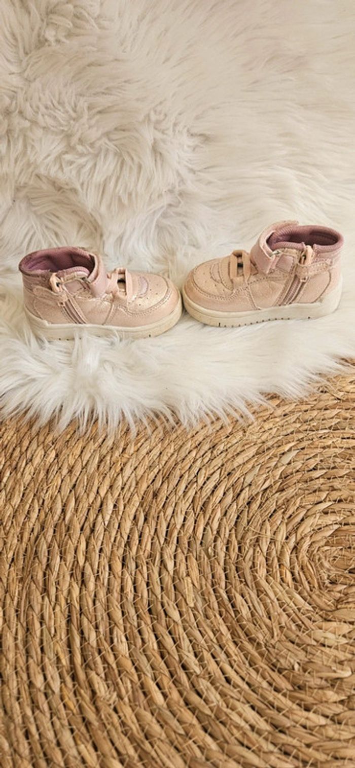 Paire de basket montante taille 19 - photo numéro 4