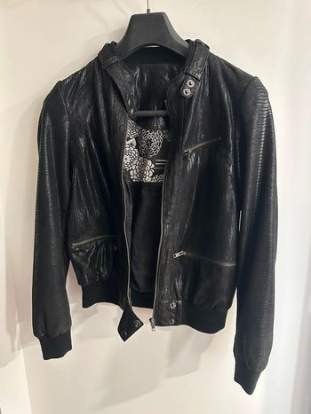 Veste en cuir noire effet brillant écaille NAFNAF 36